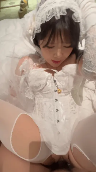 [1V/56MB]烟台超闷骚反差母狗刚结婚不久就穿着洛丽塔扮演新娘3P